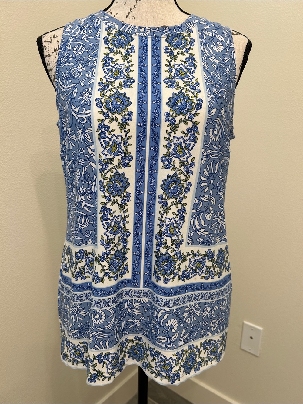 Chaus Blue & White Floral Sleeveless Top